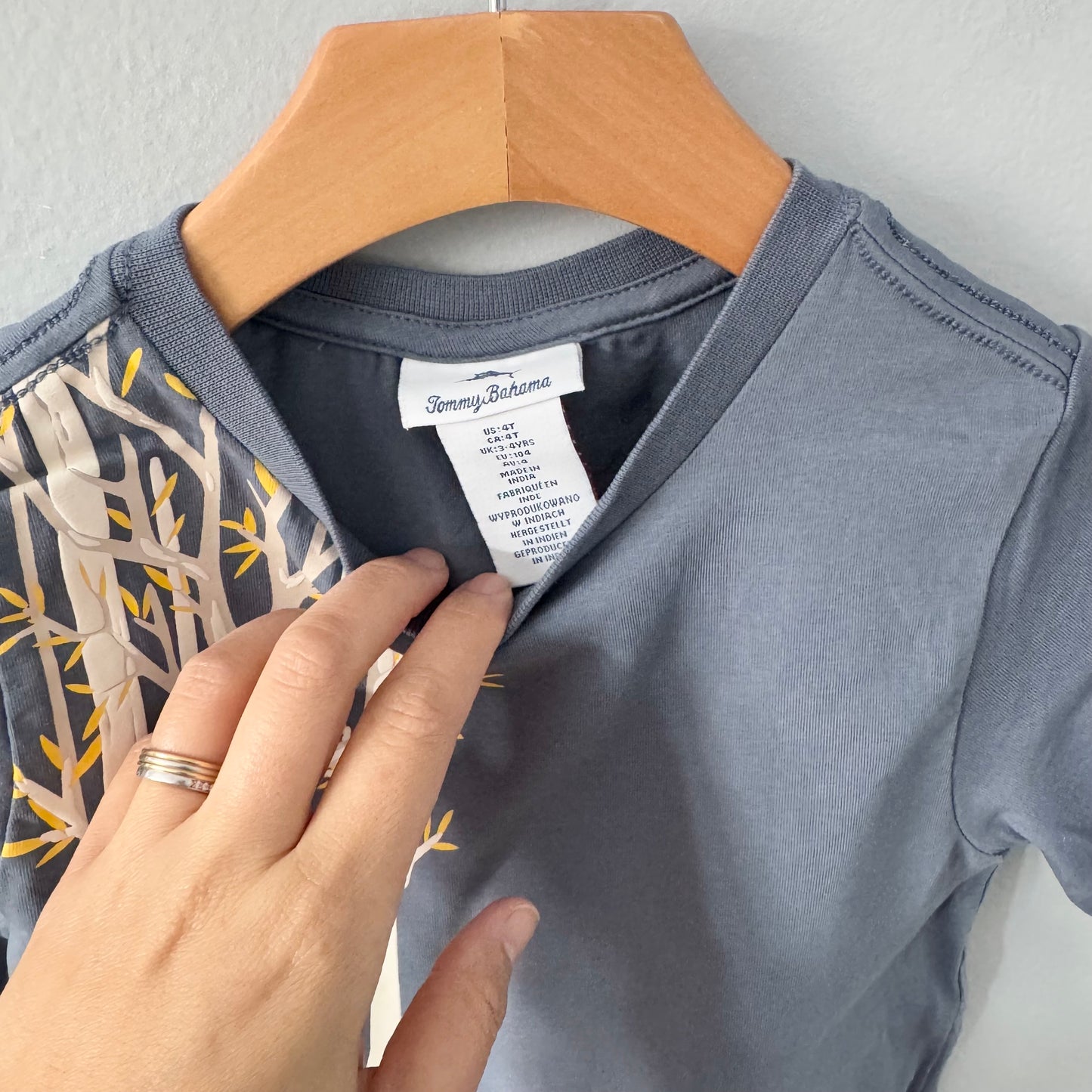 Tommy Bahama / Grey T-shirt / 4T