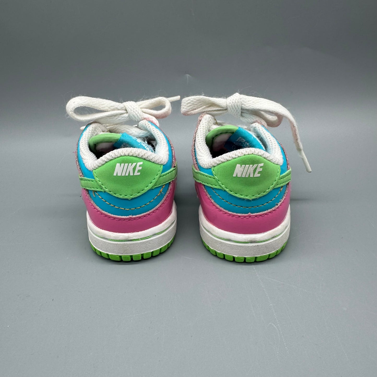 Nike / Running Shoes / US4