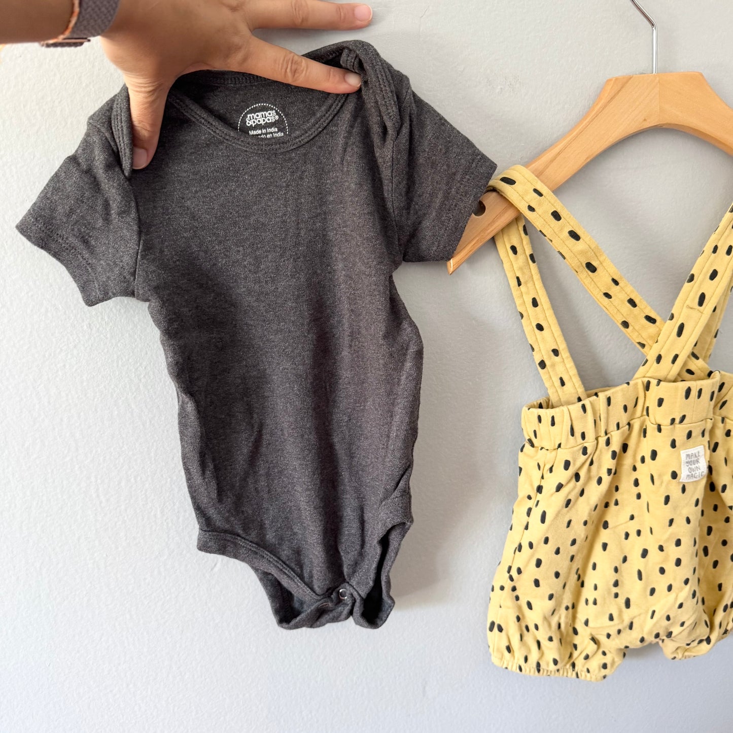 Mamas & Papas / Onesie x yellow shorts with strap set / 9-12M