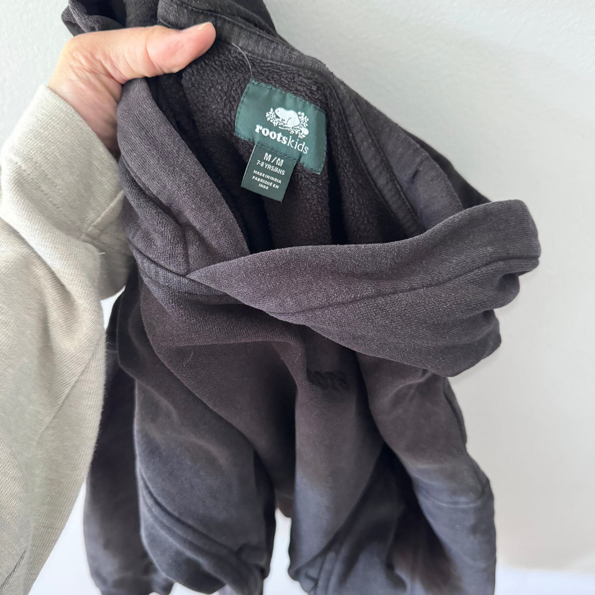 Roots / Black hoodie / 7-8Y