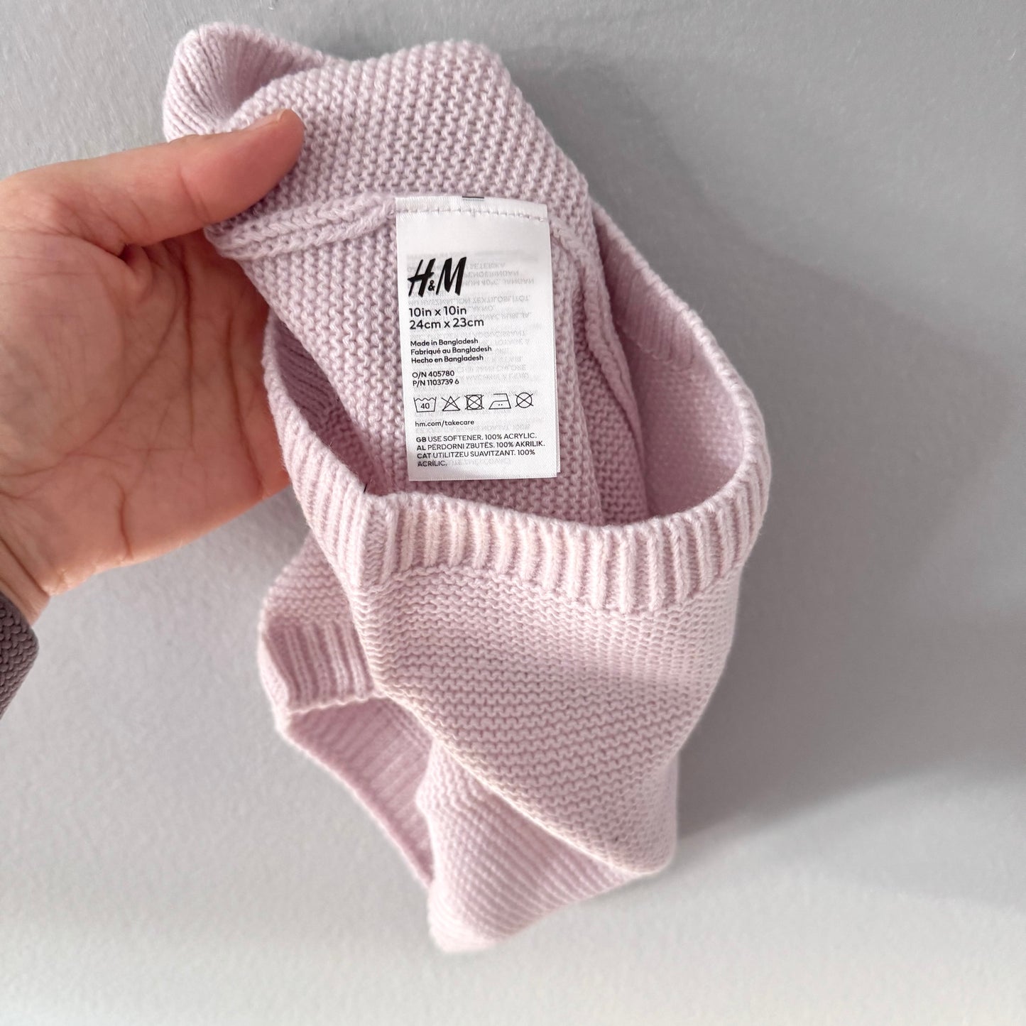 H&M / 100% acrylic neck warmer / 10 x 10 in