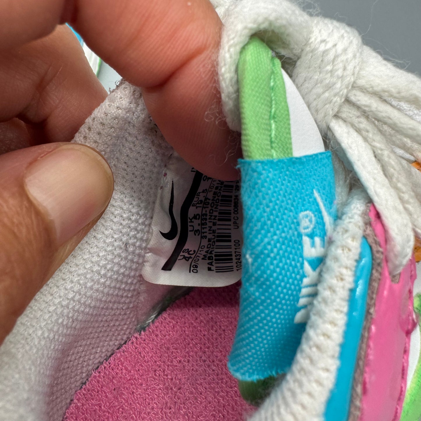 Nike / Running Shoes / US4