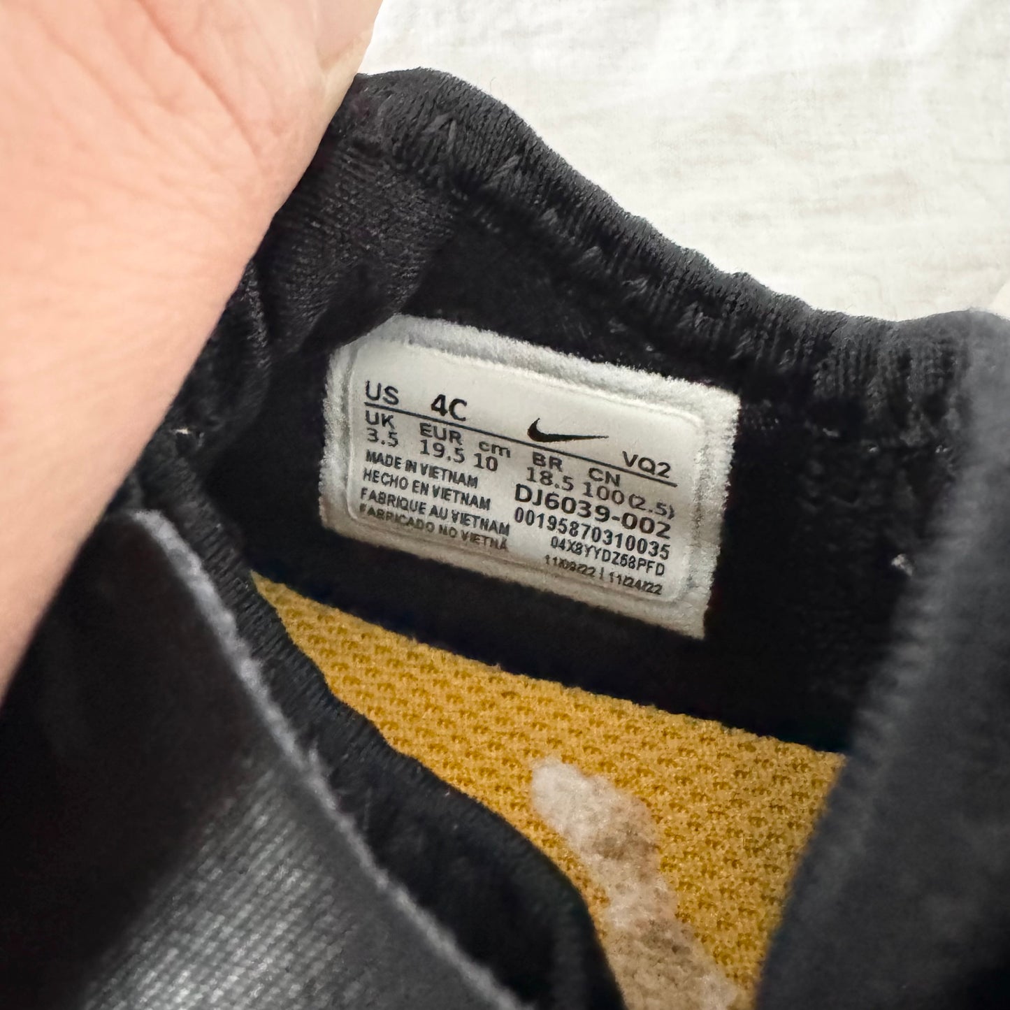 Nike / Running Shoes / US4