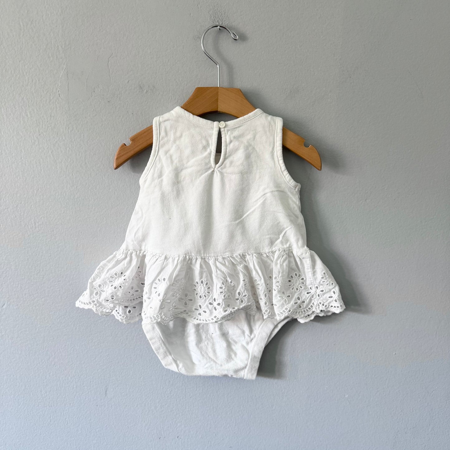 Gap / White eyelet tank onesie / 12-18M
