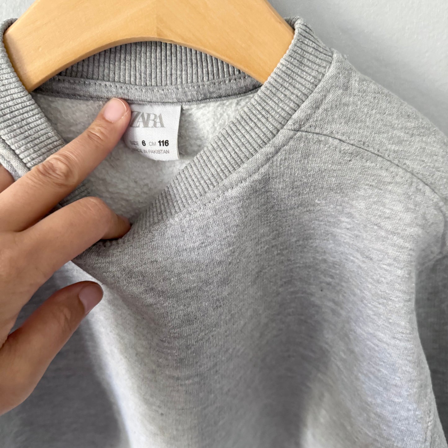 Zara / Light grey sweatshirt / 6Y