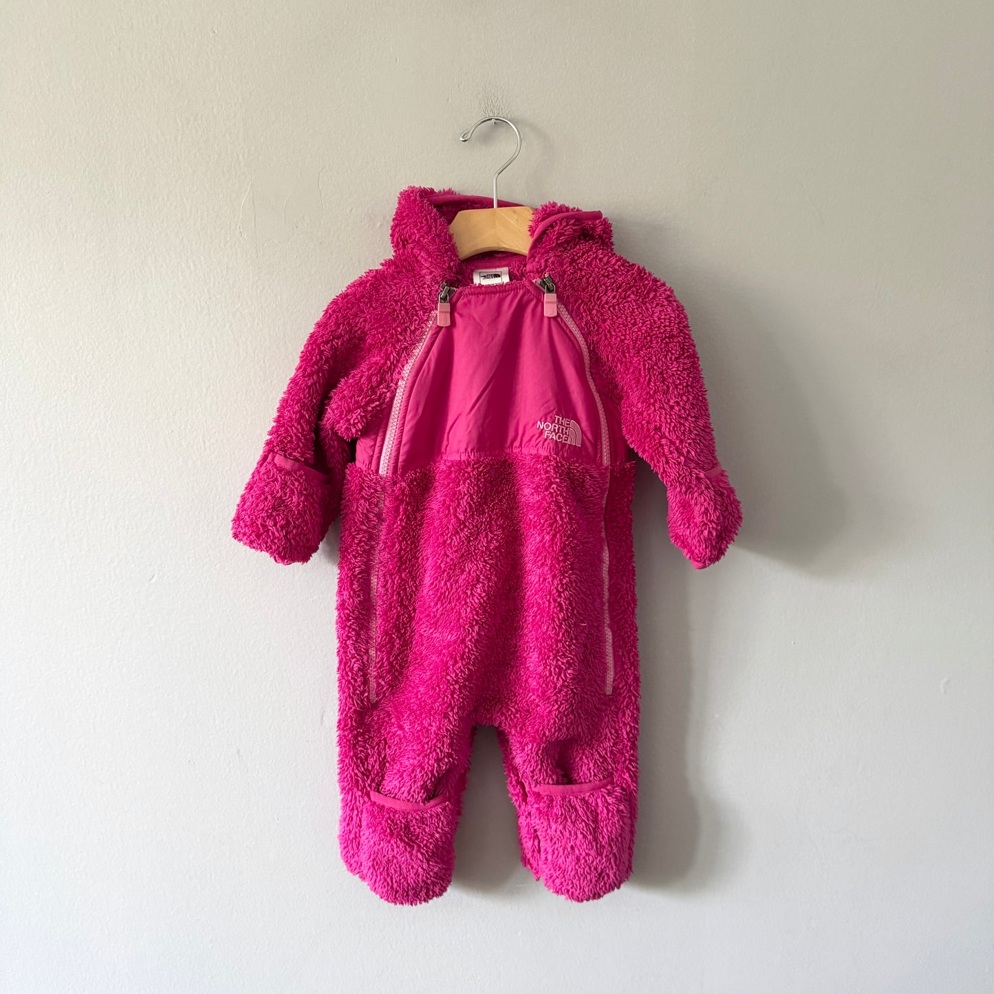 The North Face / Pink sherpa bunting suit / 3-6M