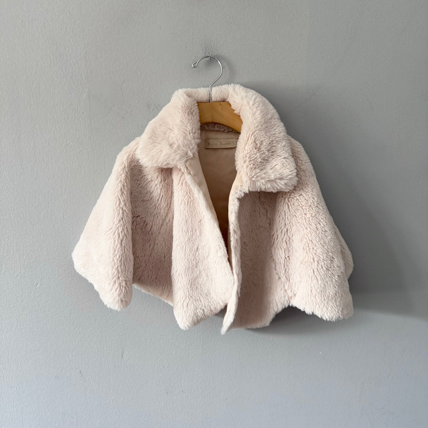 Blink Blank / Sherpa cape / 7-8Y - Missing button
