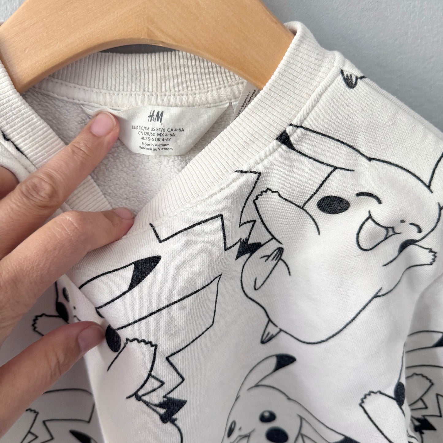 H&M / White Pikachu sweatshirt / 4-6Y