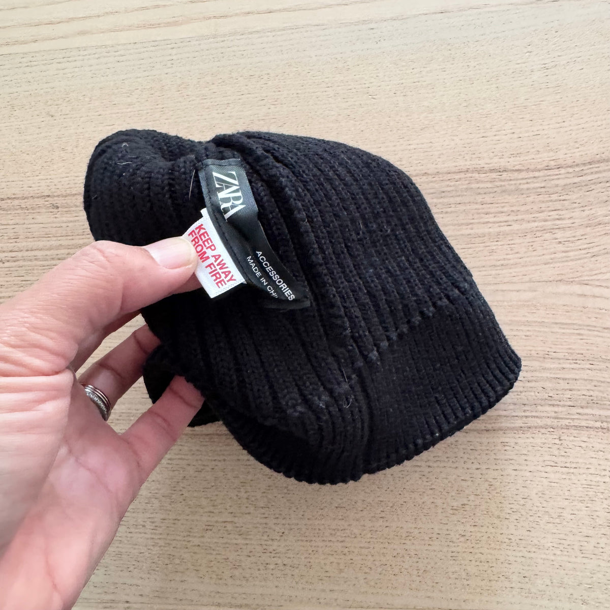 Zara / Black beanie / 12-24M