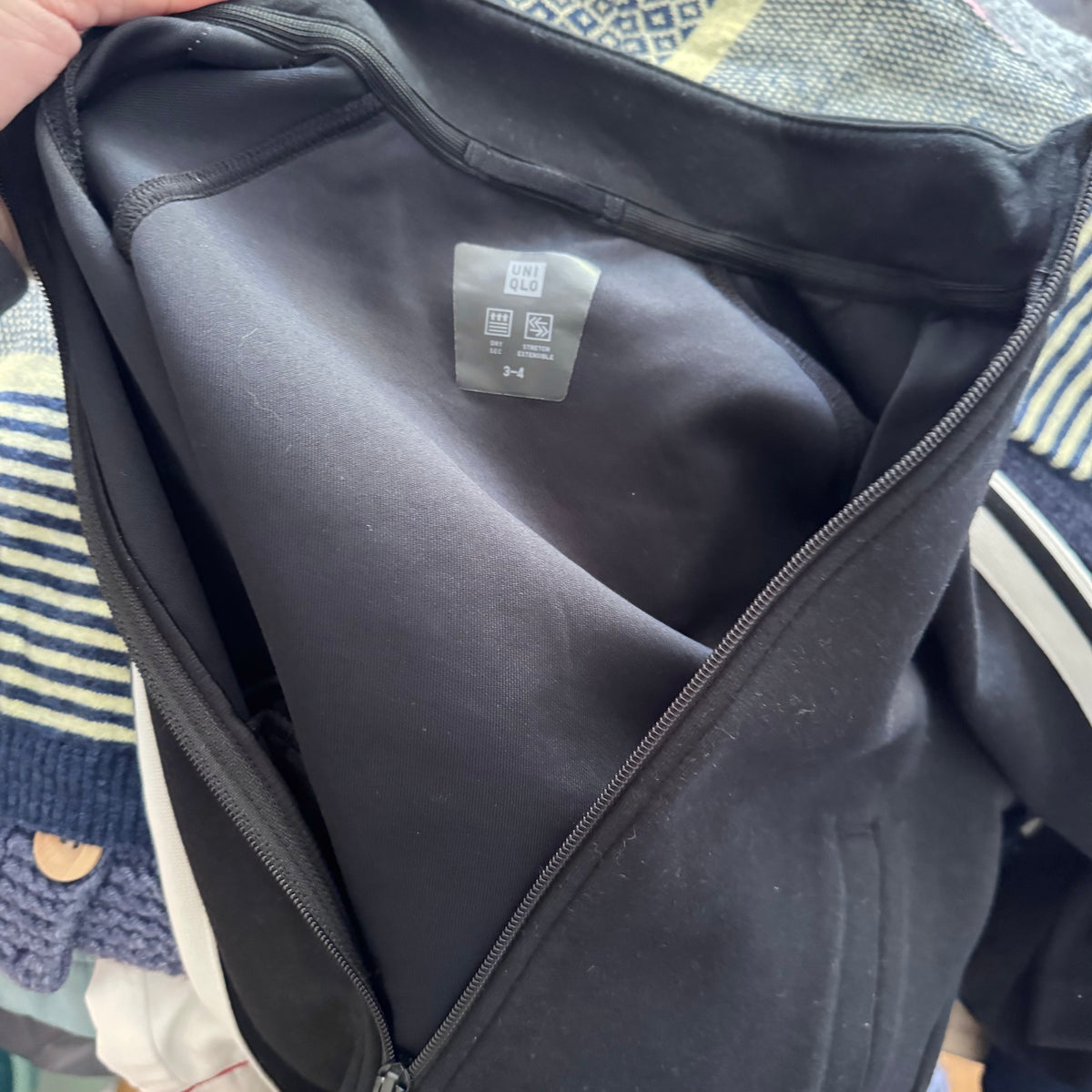 Uniqlo / Black zip up / 3-4Y