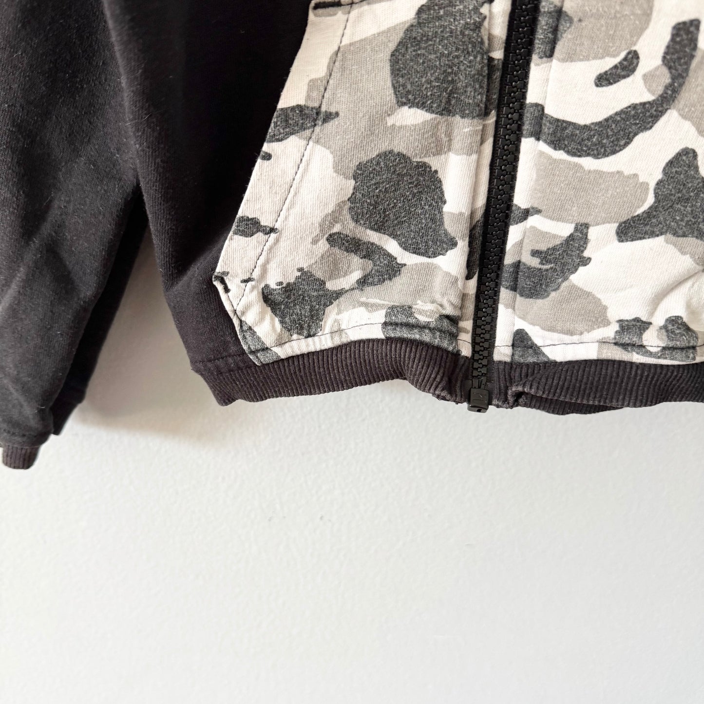 The North Face / Black x camo zip up hoodie / 4T