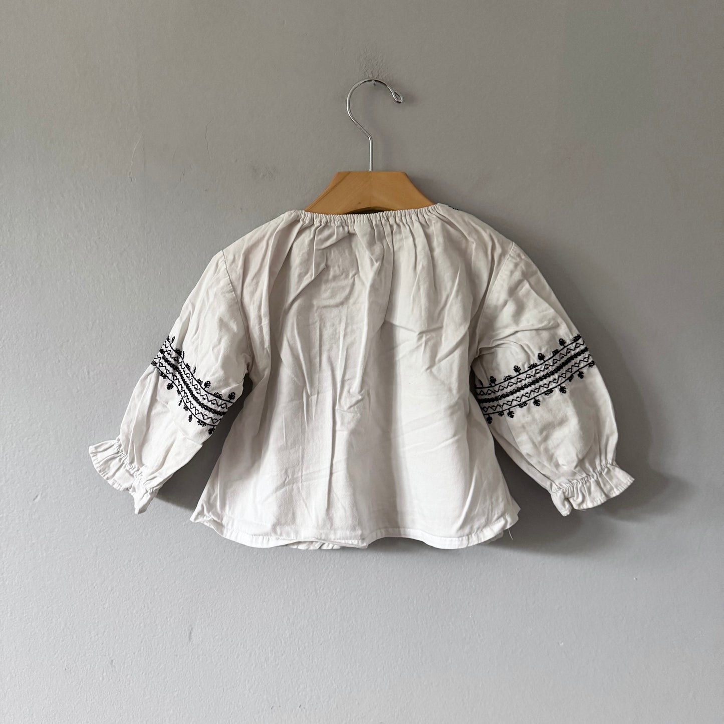 No brand / White x black tunic / 18-24M