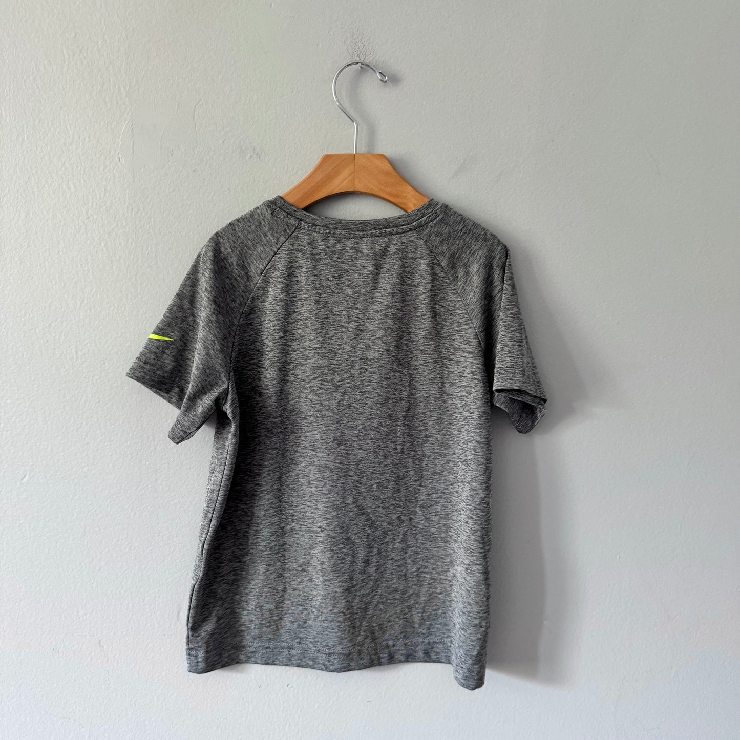 Nike / Dark grey active top / 6-7Y