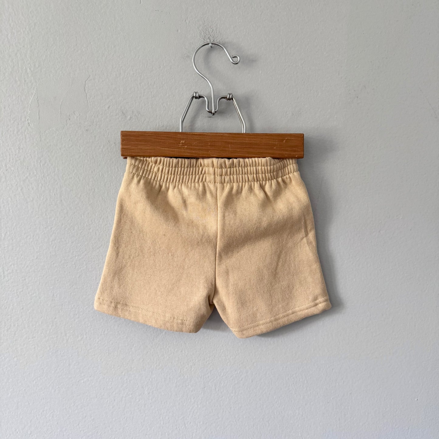 Champion / Beige crew shorts / 12M