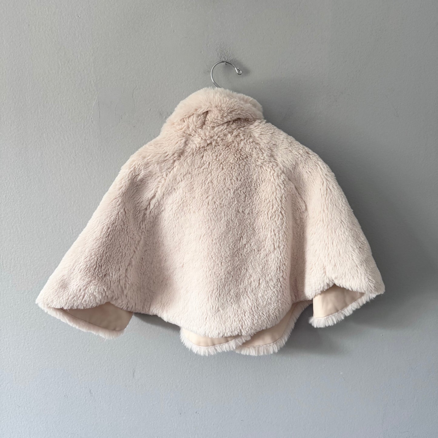 Blink Blank / Sherpa cape / 7-8Y - Missing button