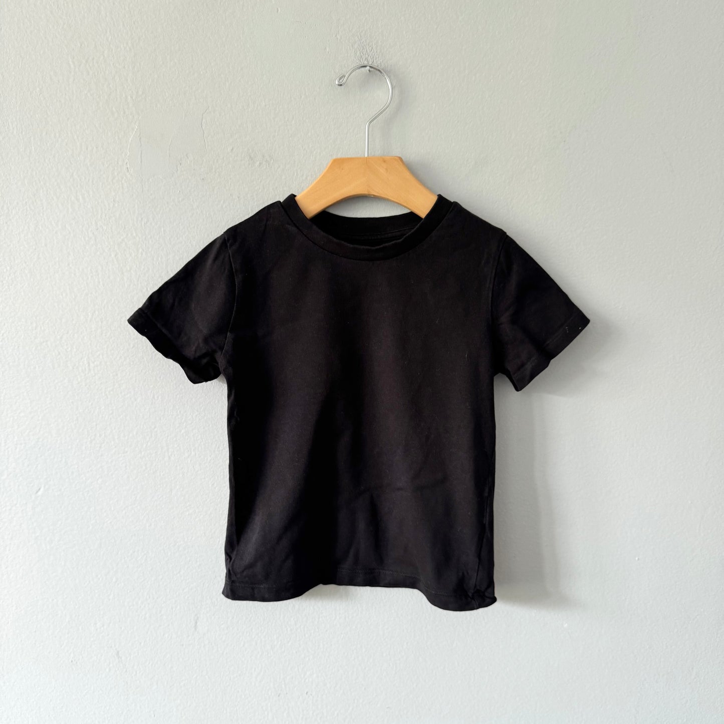 H&M / Black T-shirt / 2-4Y
