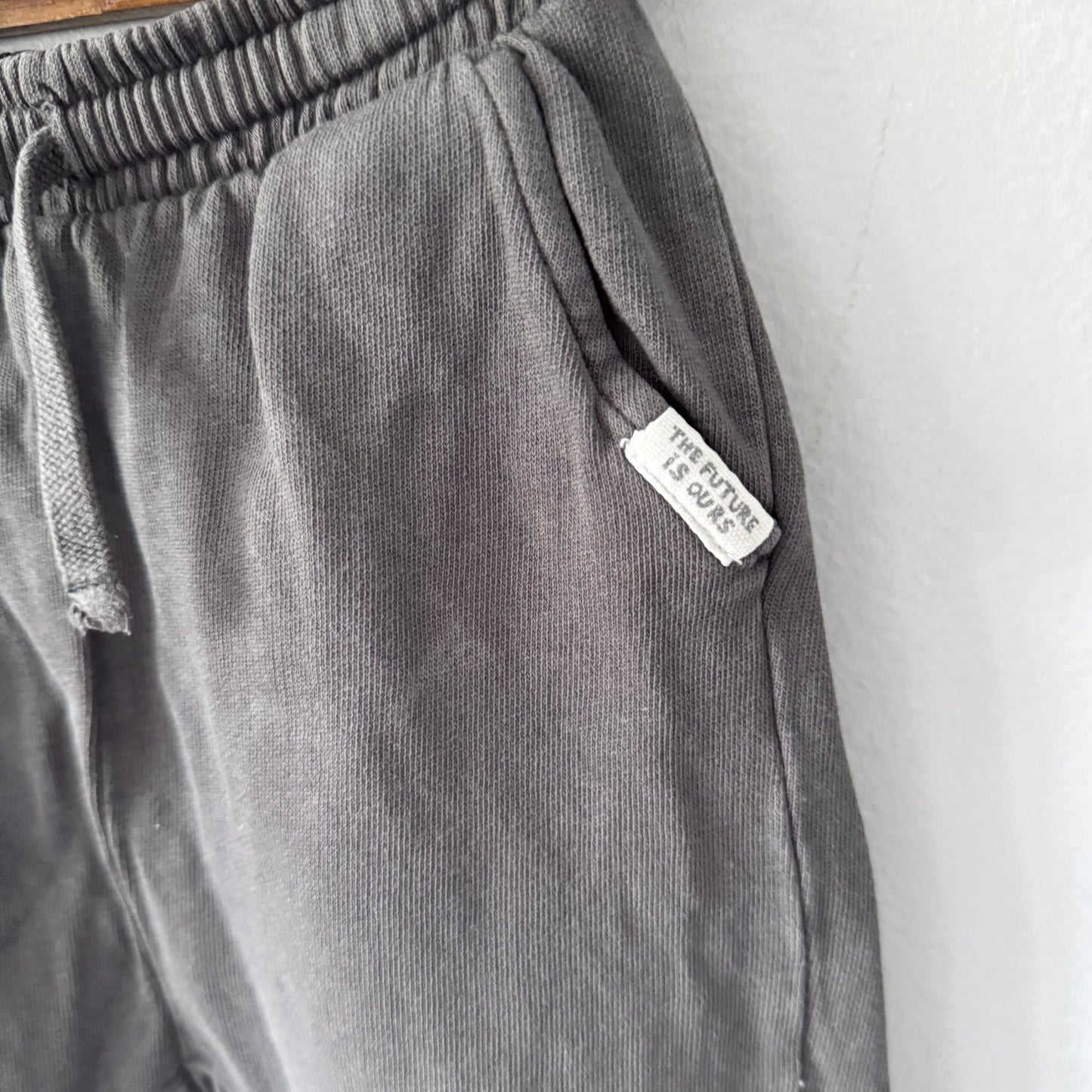 H&M / Dark grey sweatpants / 2-3Y