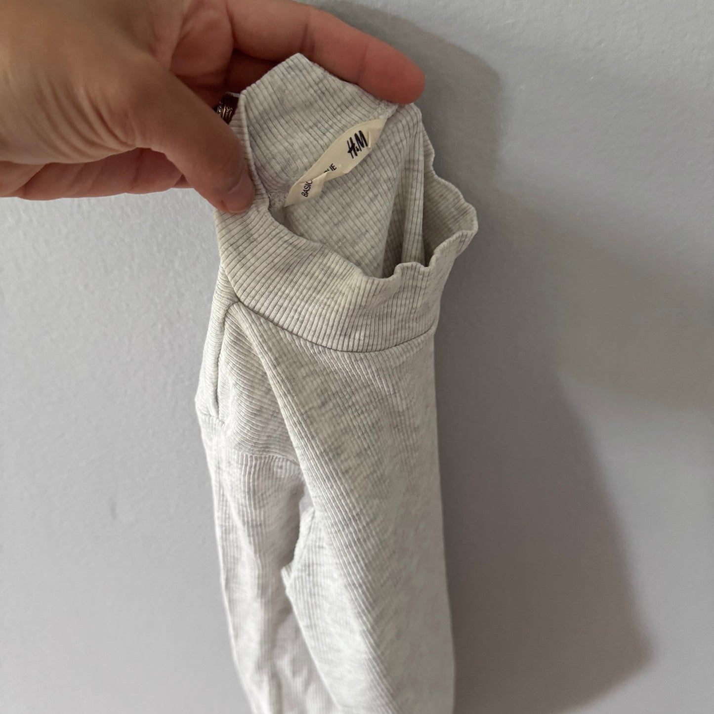 H&M / Light grey ribbed long sleeve / 4Y