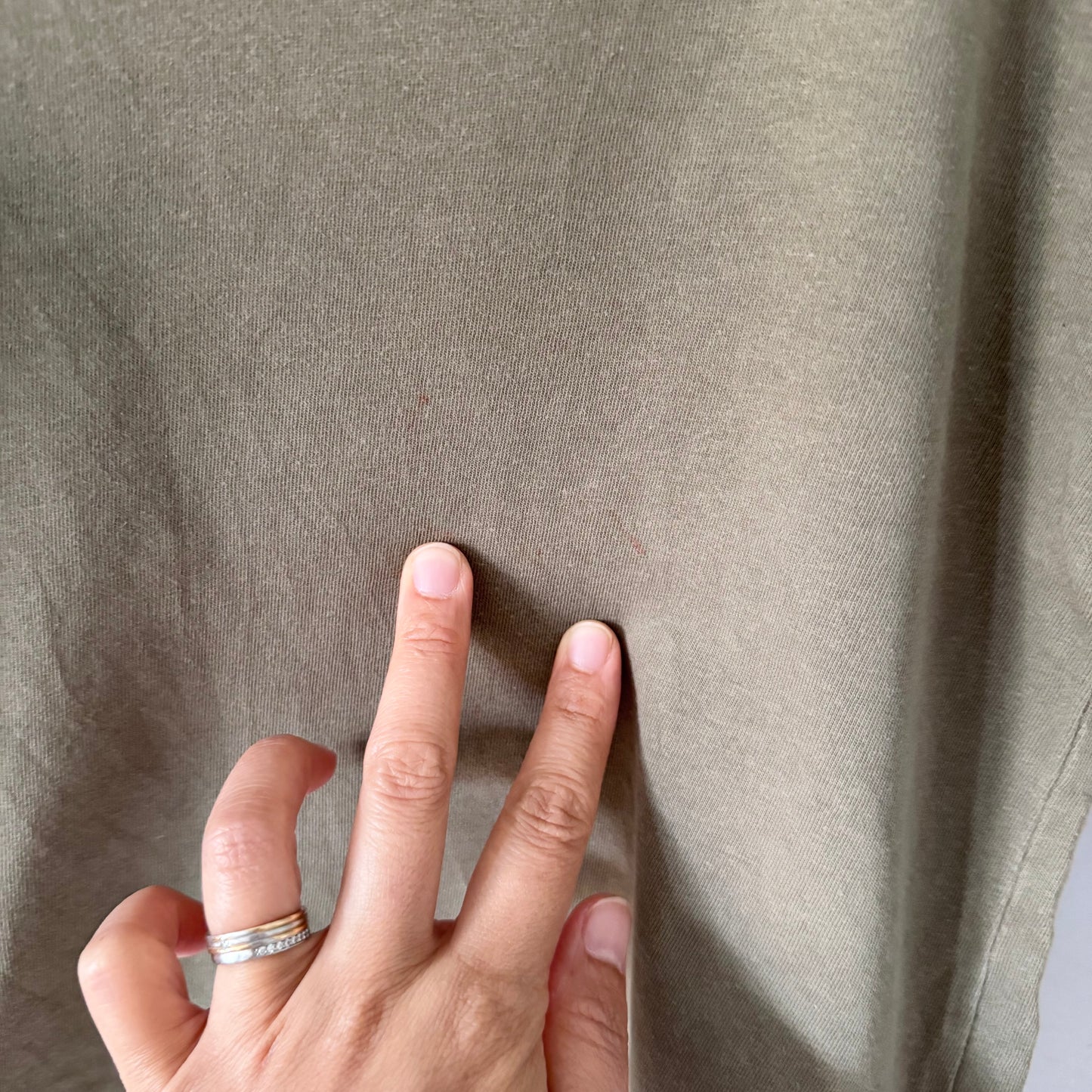 Mini mioche / Khaki V neck T-shirt / 3-4Y