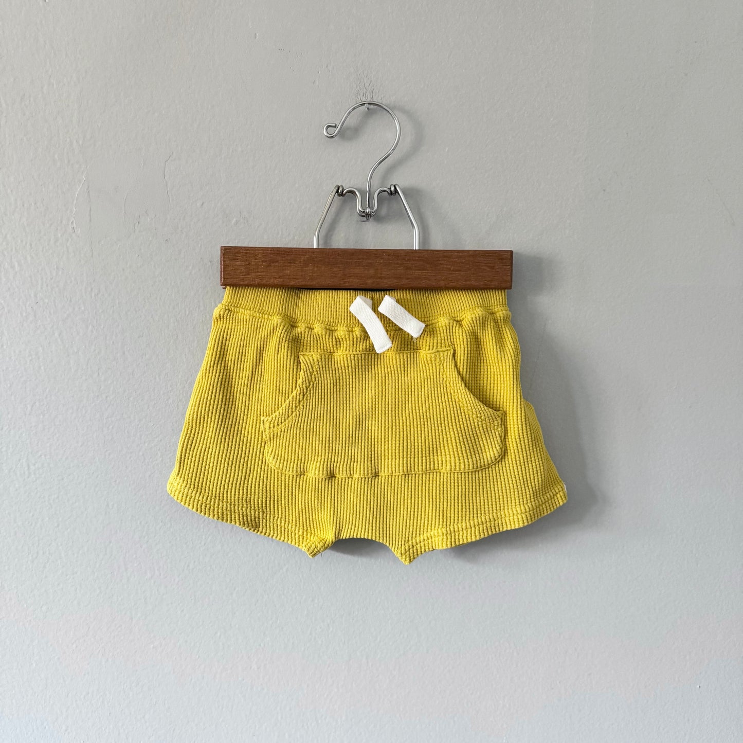 Lève-toi, petit terrien / Short gaufre jaune / 9-12M