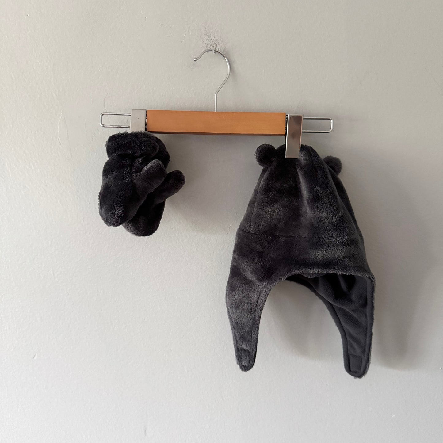Kombi / Dark grey fleece hat and mittens / 6-12M