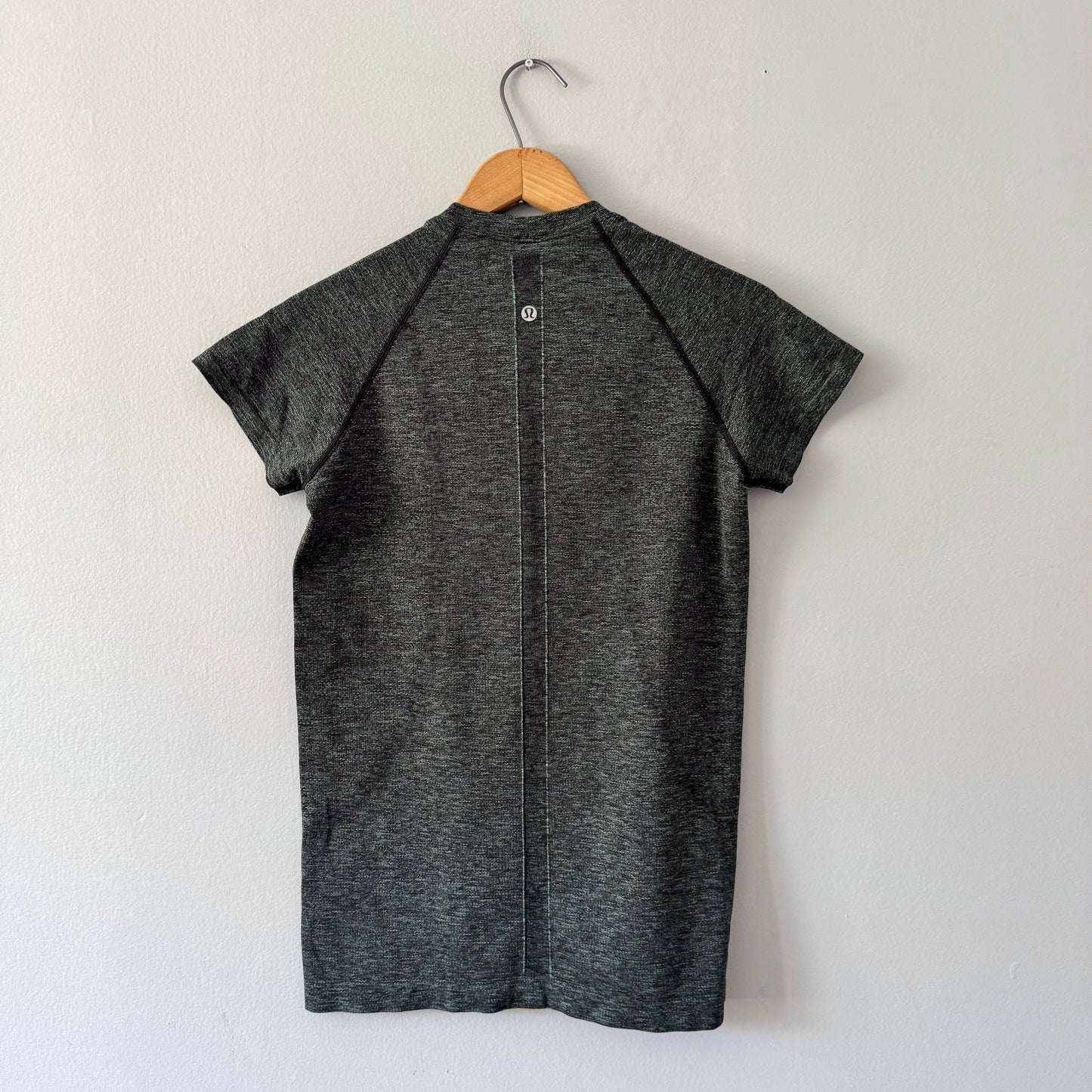Lululemon / Black active top / Women 4-6