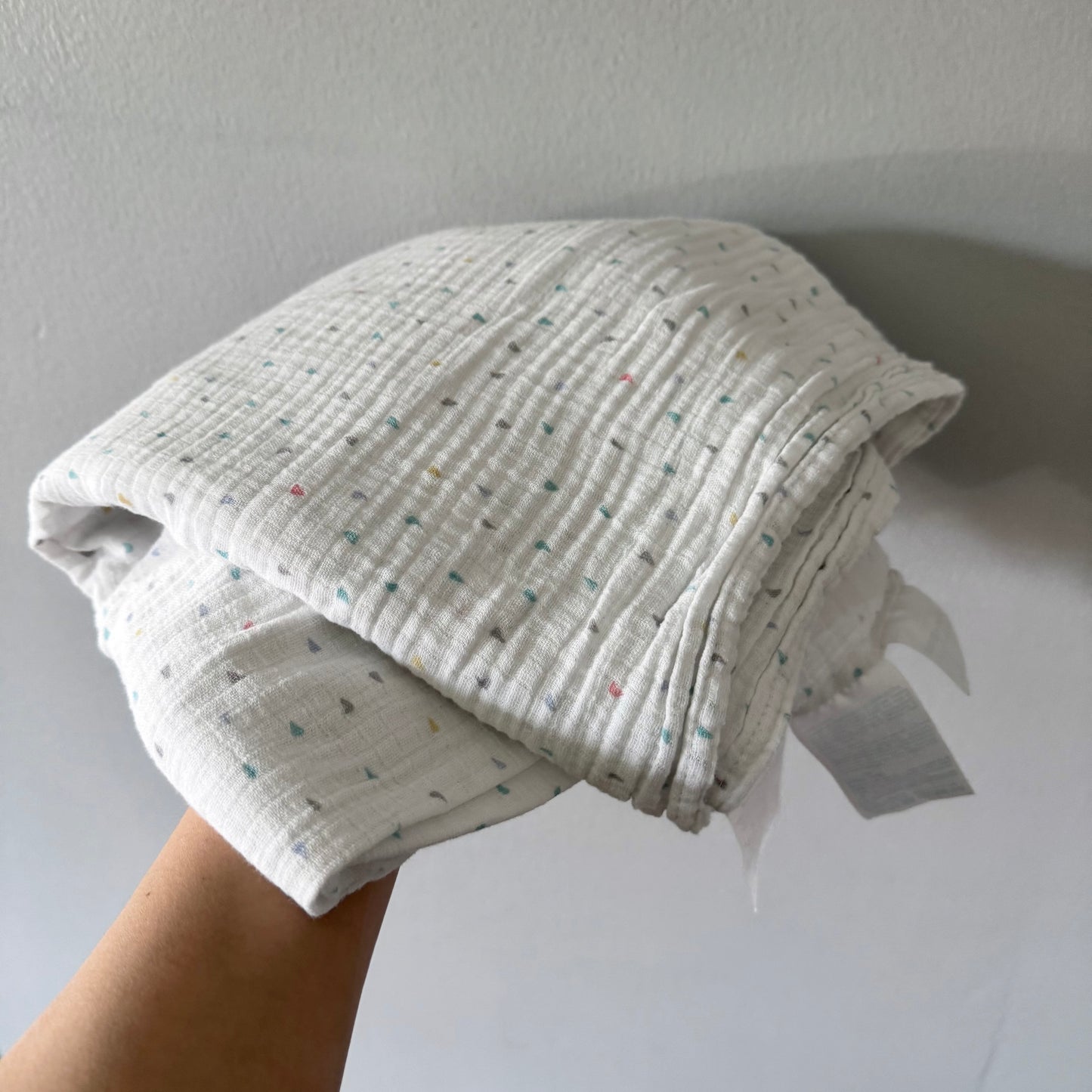 Aden + Anais / Couverture en mousseline à triangles blancs / 107 x 104 cm