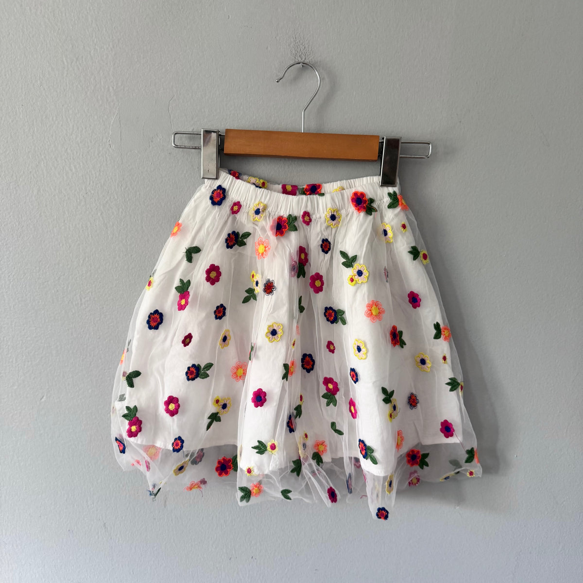 Dudu cream / White x floral skirt / 6Y