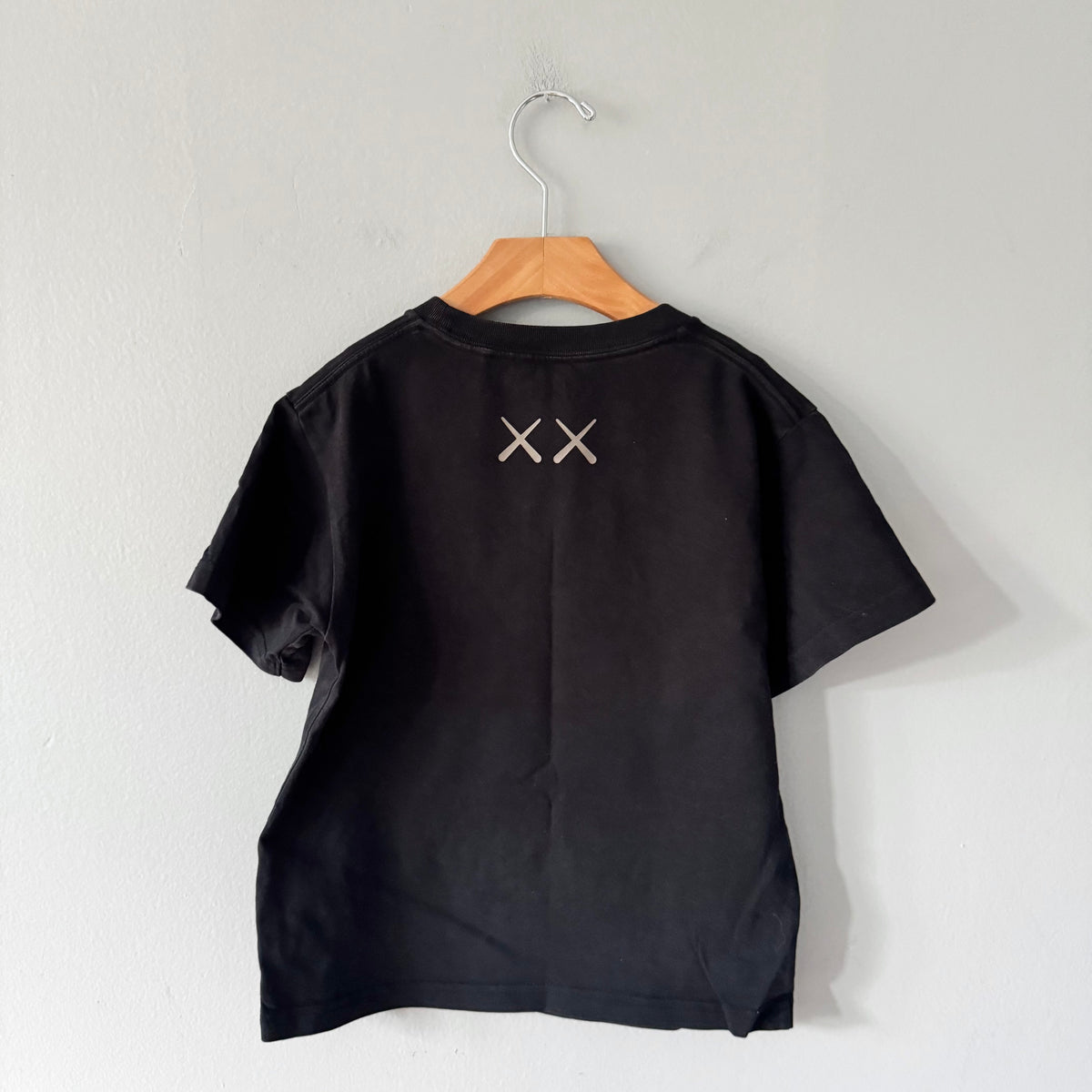 Uniqlo x Kaws / Black T-shirt / 5-6Y