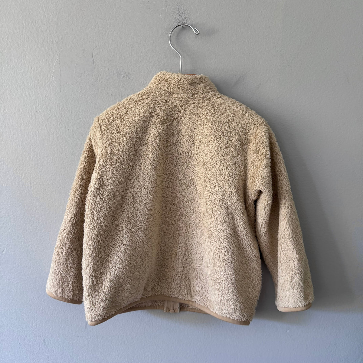Uniqlo / Beige fleece zip up jacket / 3Y