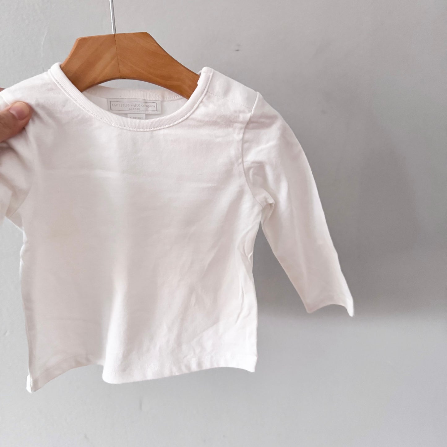 The Little White Company / Ensemble salopette et haut à manches longues blanc / 6-9 mois – Neuf sans étiquette