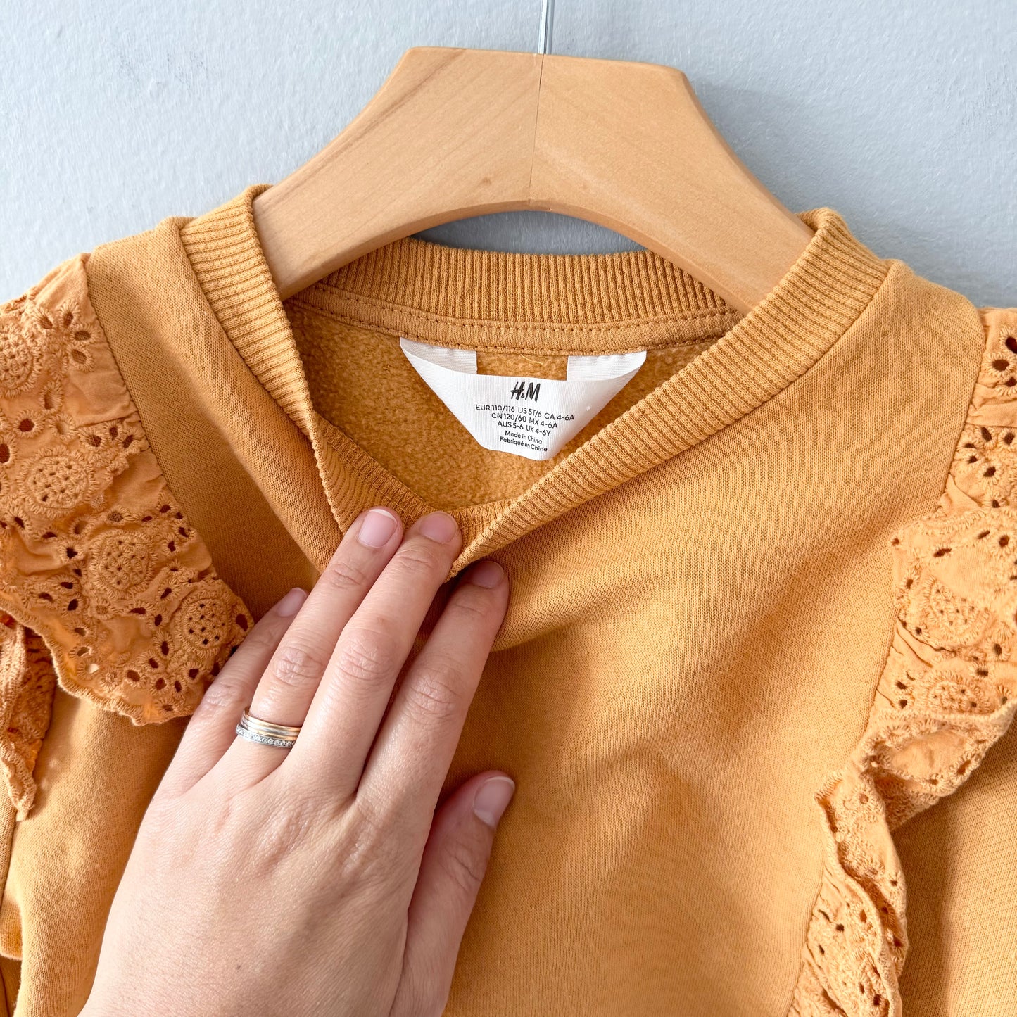 H&M / Mustard ruffle sweatshirt / 4-6Y