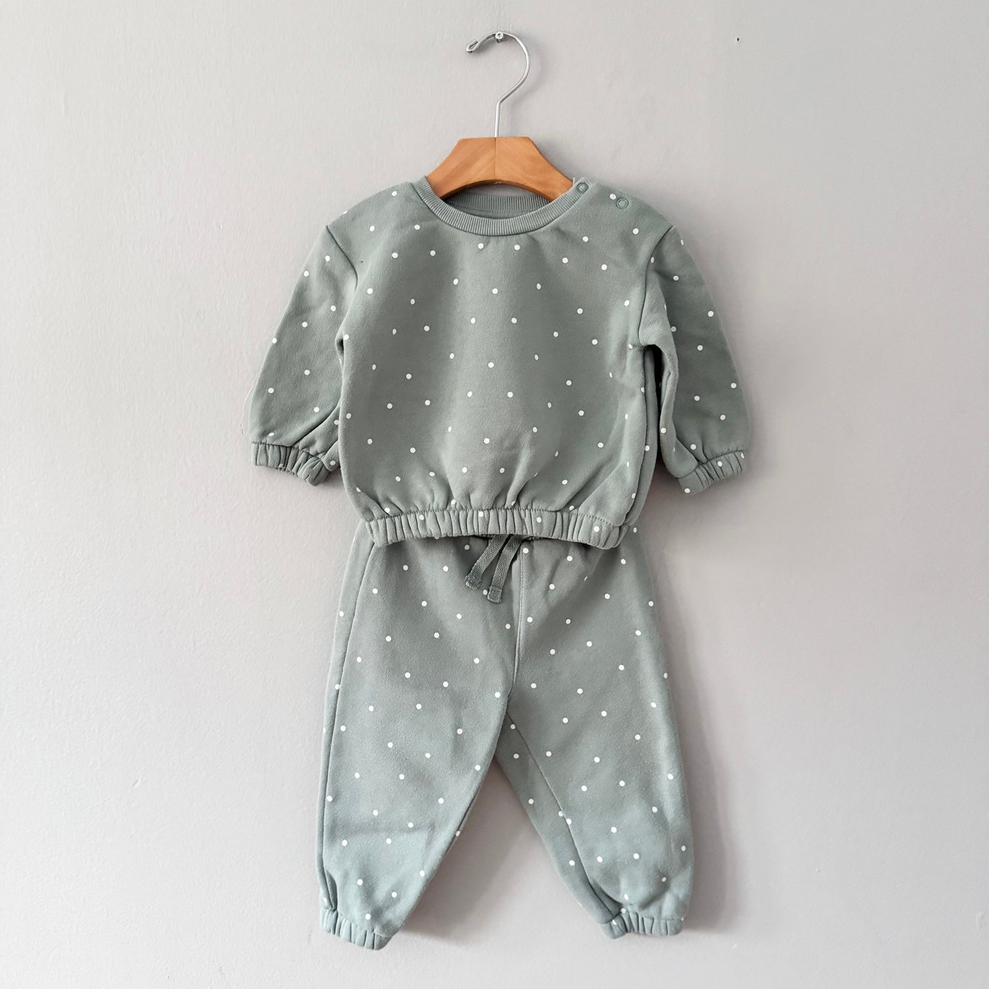 Primark / Ensemble sweat et pantalon vert à pois x / 9-12M