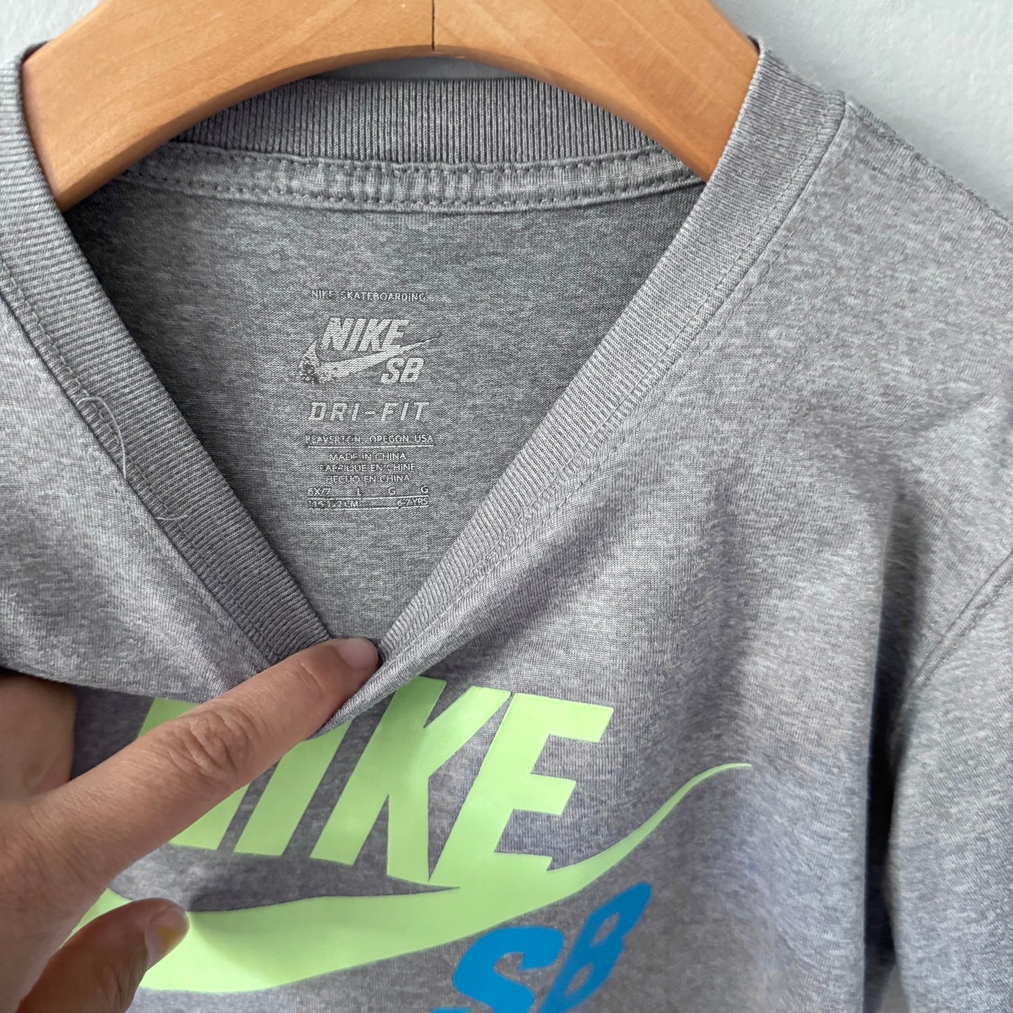 Nike / Dark grey active top / 6-7Y
