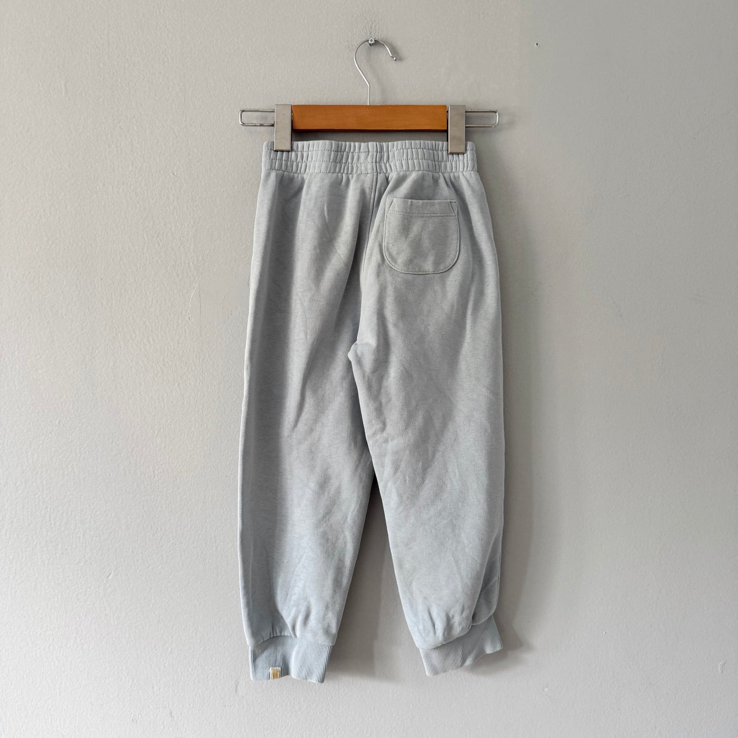 Rise Little Earthlings / Light blue sweatpants / 4-5Y