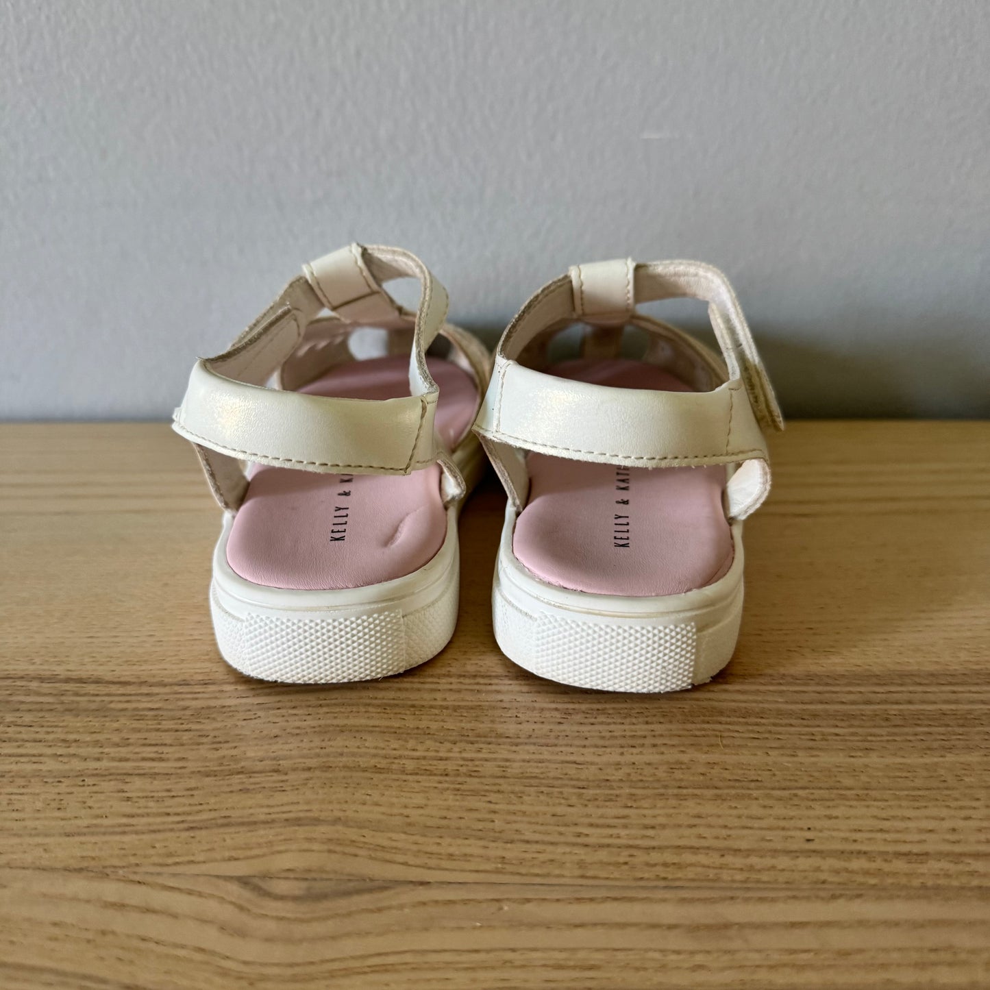 Kelly & Katie / White sandals / US10