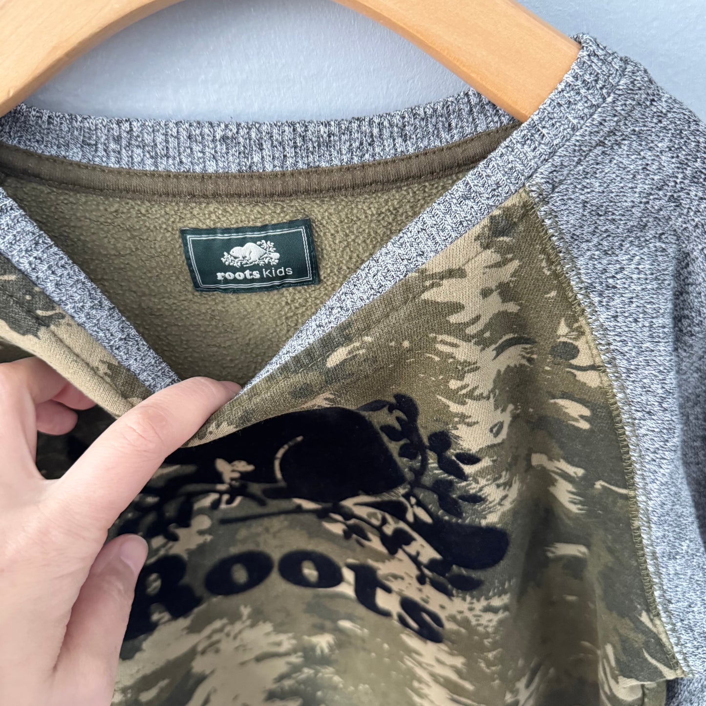Roots / Salt and pepper x camo sweatshirt / 7-8Y