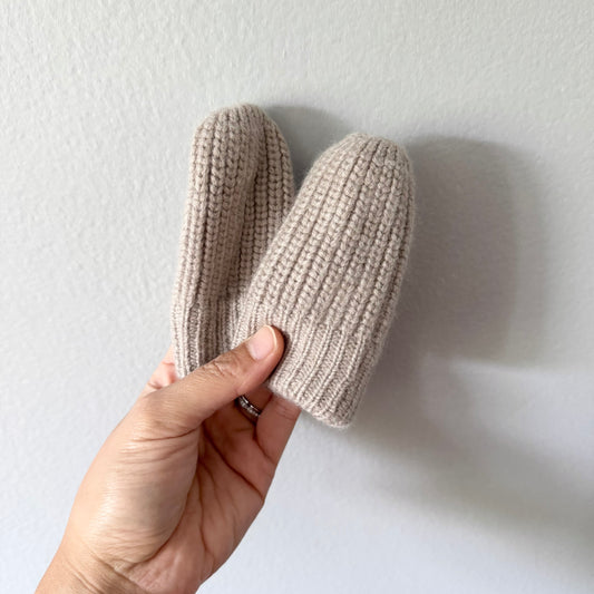 H&M / Beige mitts / 3-6M