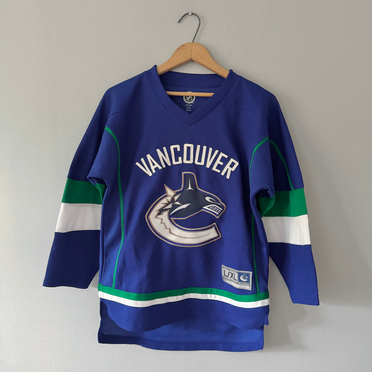 NHL / Vancouver Canucks jersey / Youth L/XL