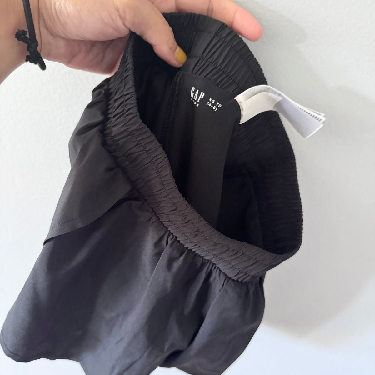 Gap / Black active shorts / 4-5Y