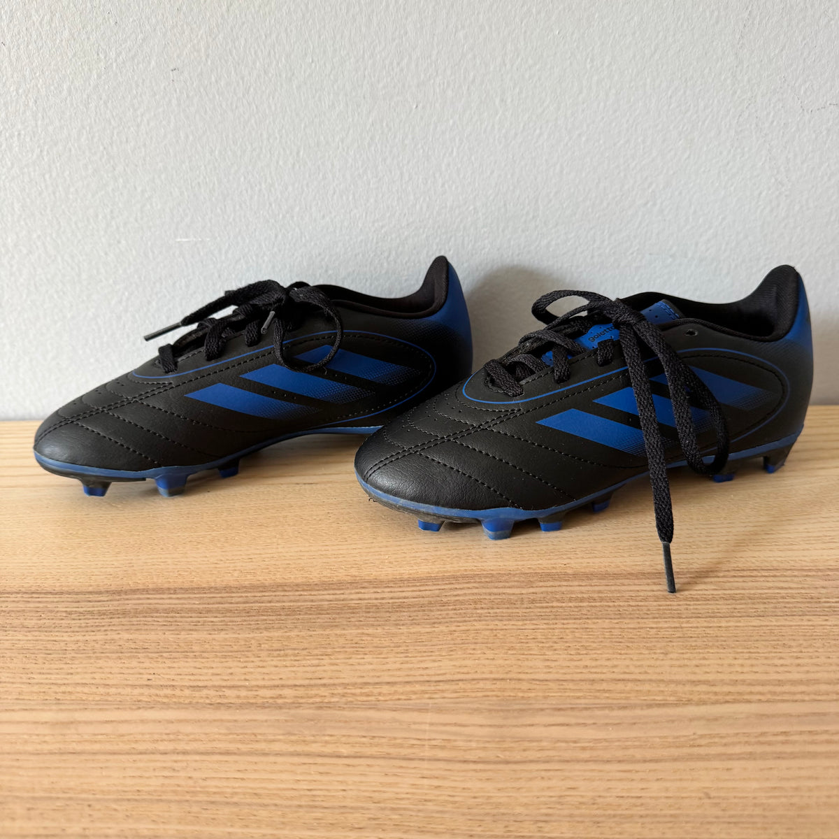 Adidas / Soccer cleats / J1