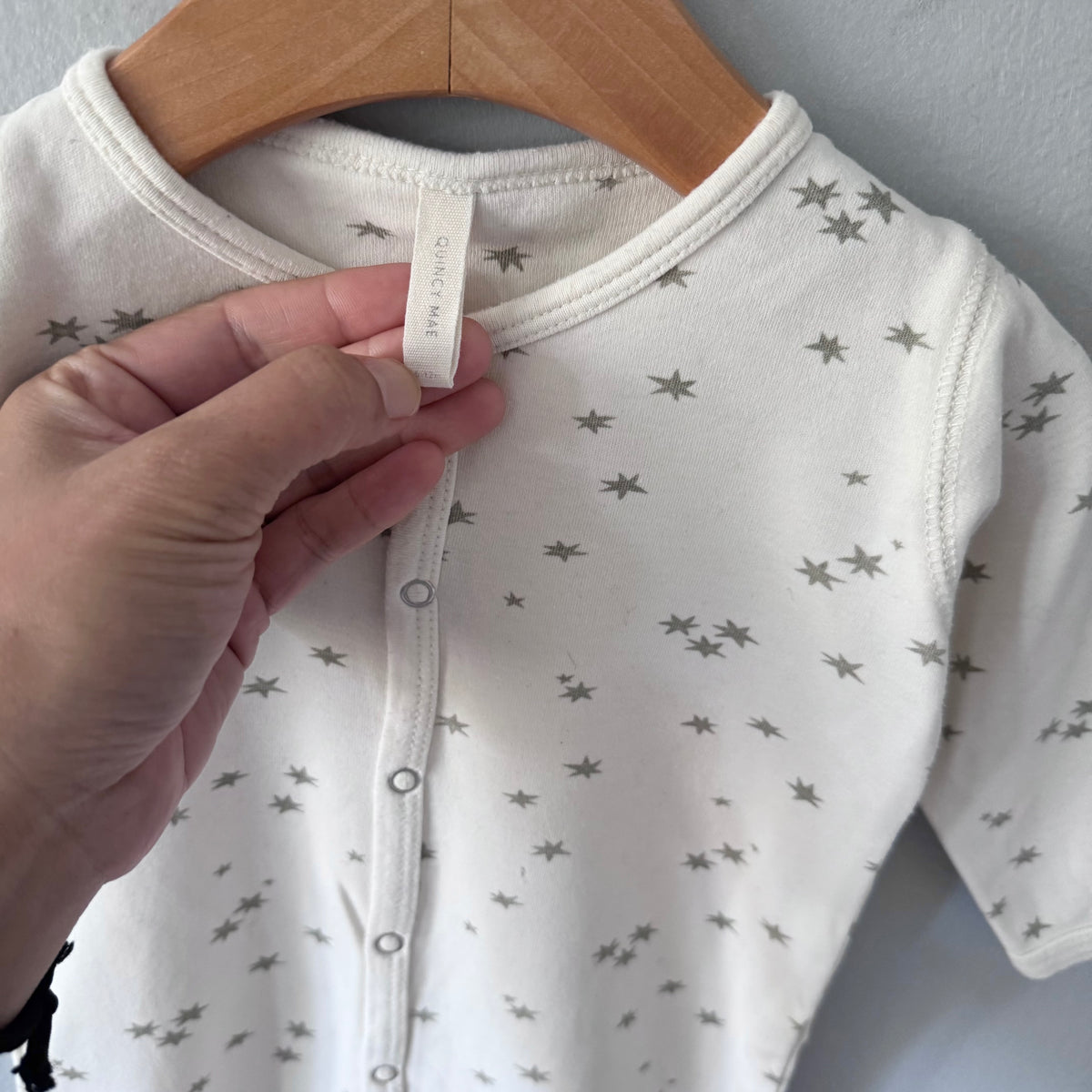 Quincy Mae / White x grey star romper / 6-12M