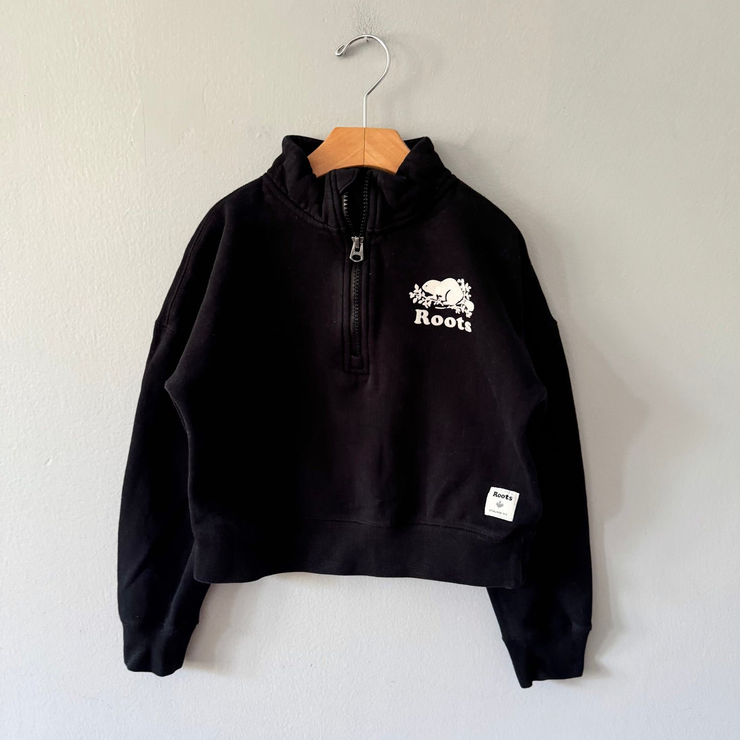 Roots / Black half zip sweatshirt / 7-8Y