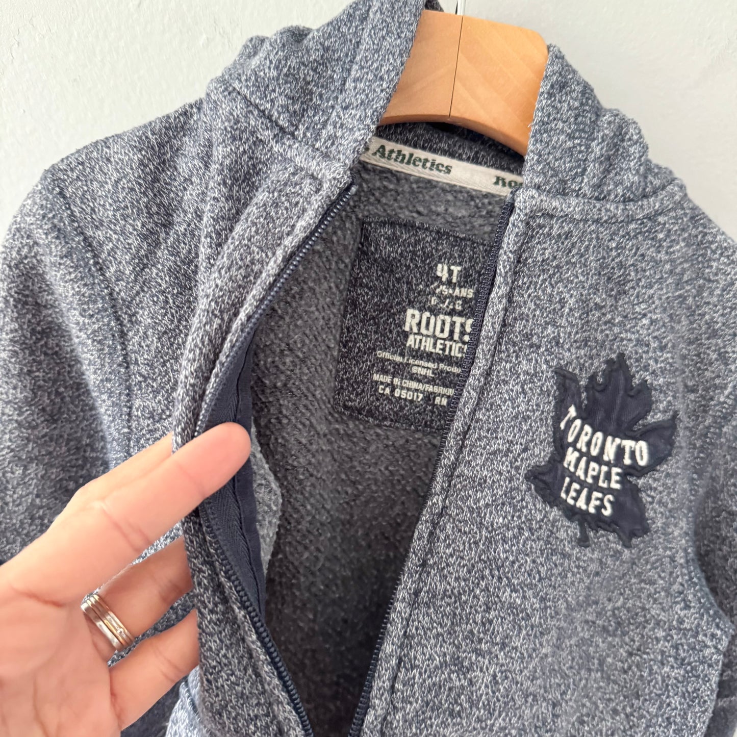 Roots x Toronto Maple Leafs / Zip up hoodie / 4T