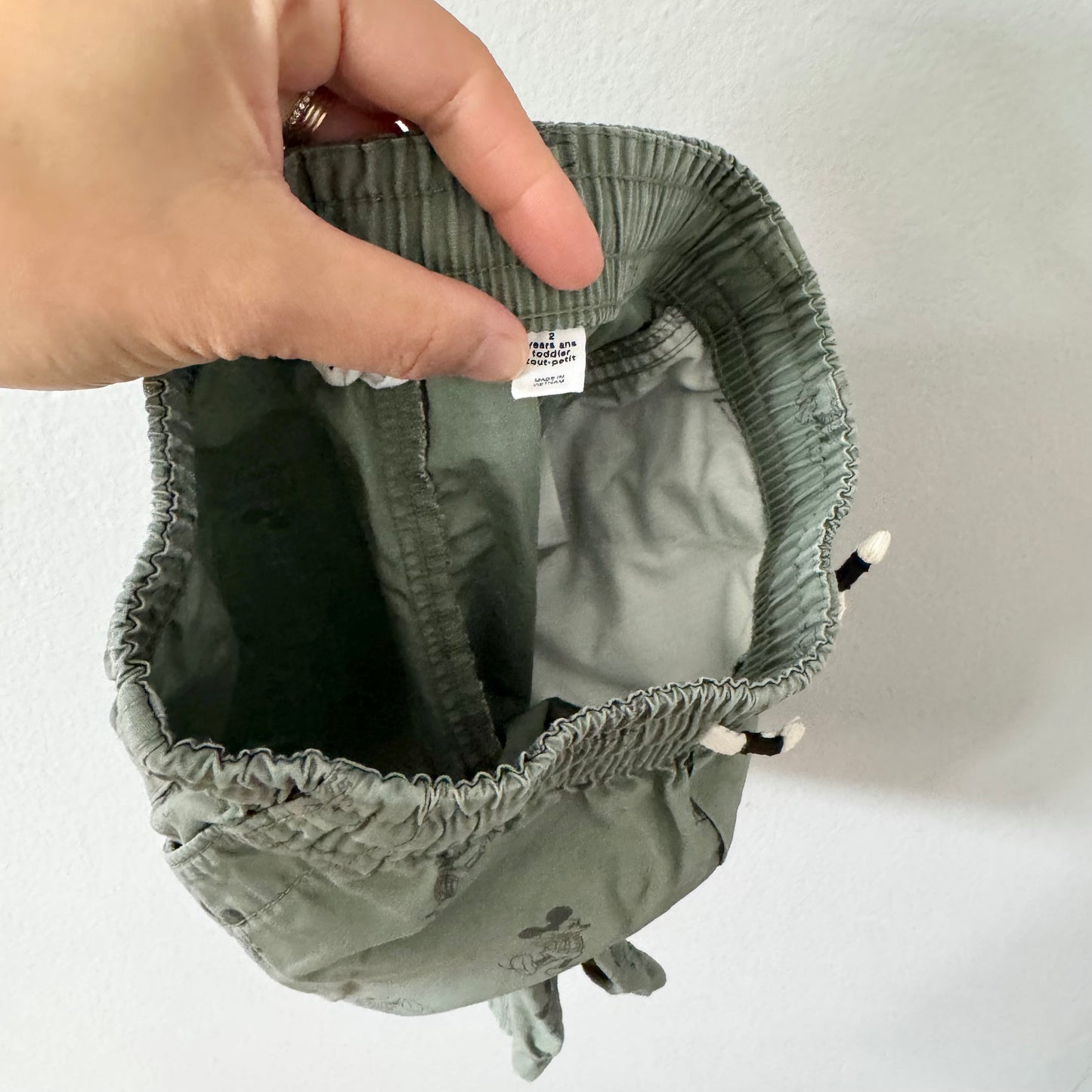 Gap / Khaki chino shorts - Mickey / 2Y