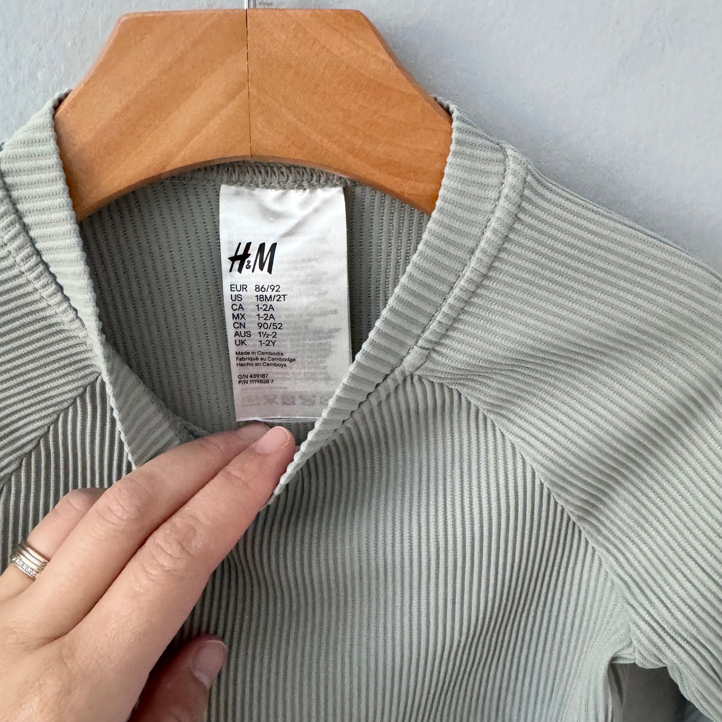 H&M / Lycra anti-UV côtelé vert fumé / 1-2A
