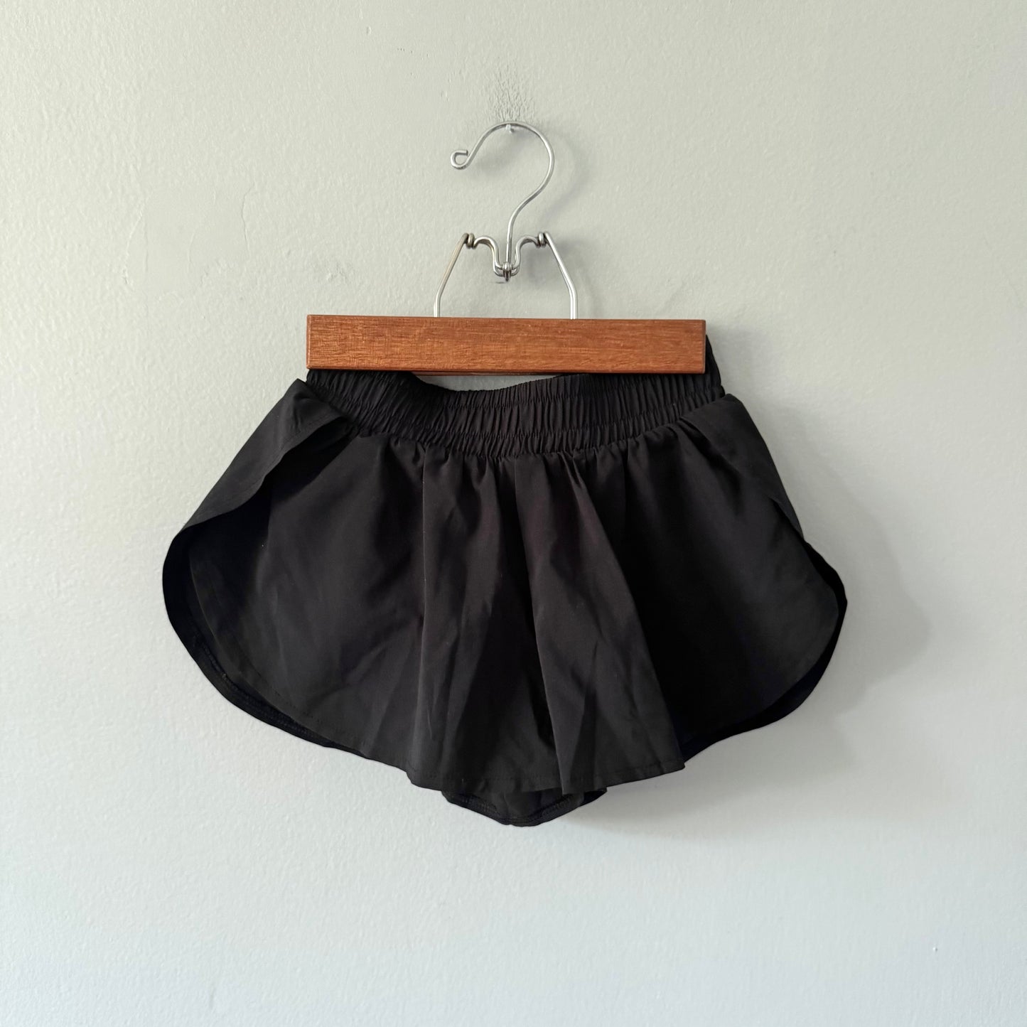 Gap / Black active shorts / 4-5Y