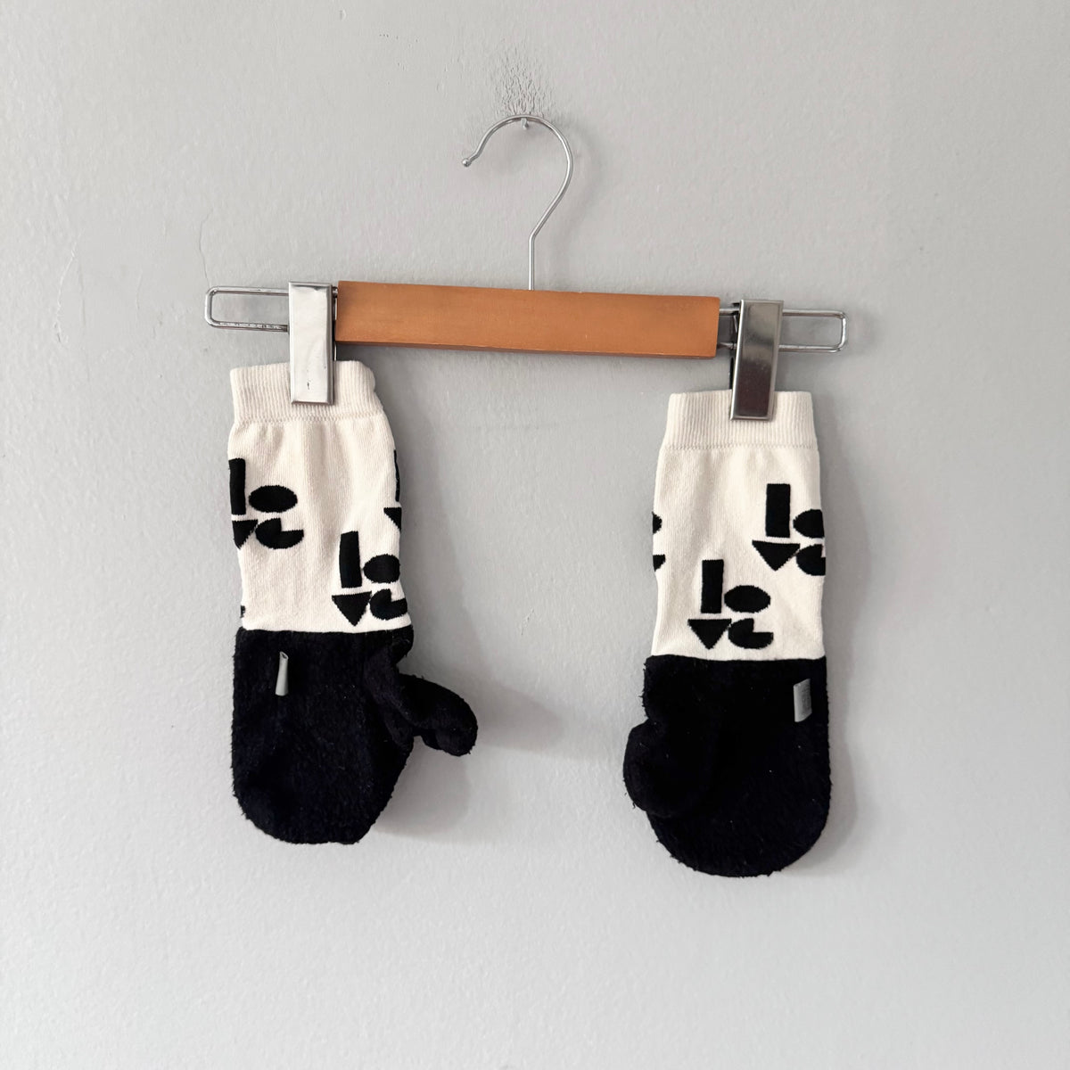 Minitens / Black & white mittens / 12-24M