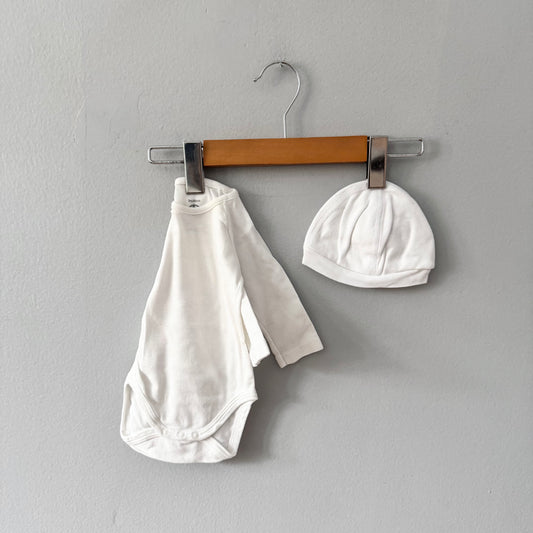 Petit Bateau / White long sleeve onesie & hat set / 1-3M