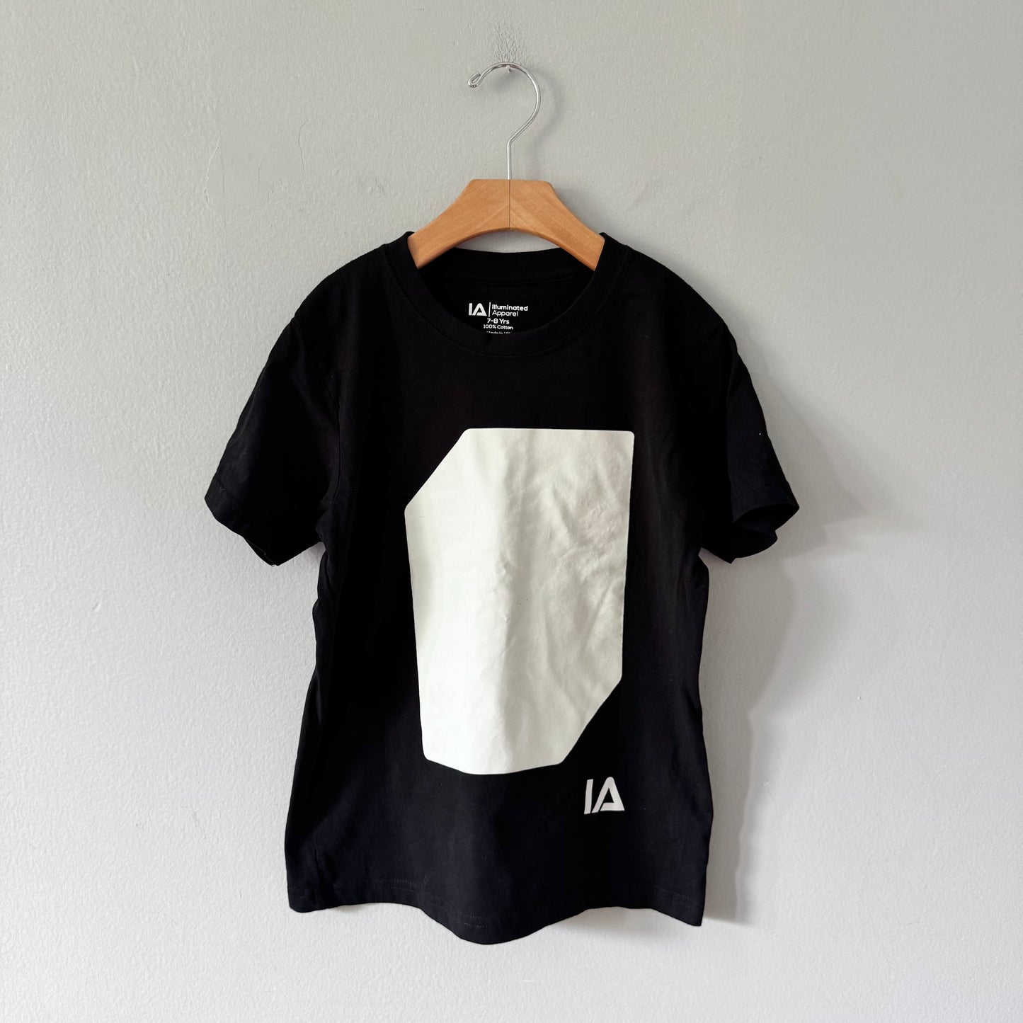Illuminated Apparel / Black T-shirt / 7-8Y